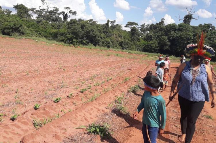 Mulheres e crianças deixando na aldeia.